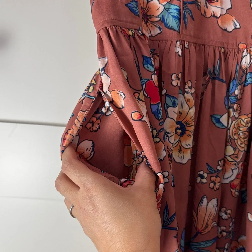 Floral Dress with pockets and adjustable straps. - Picture 5 of 12